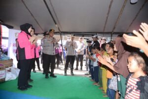 Polri Hadirkan Kepedulian, Berikan Trauma Healing bagi Pengungsi Gempa di Maumere